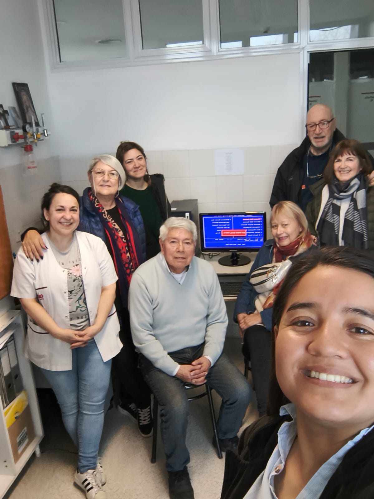 Donación de computadora y escritorio en proyecto conjunto con Rotary Club Dique Tolosa