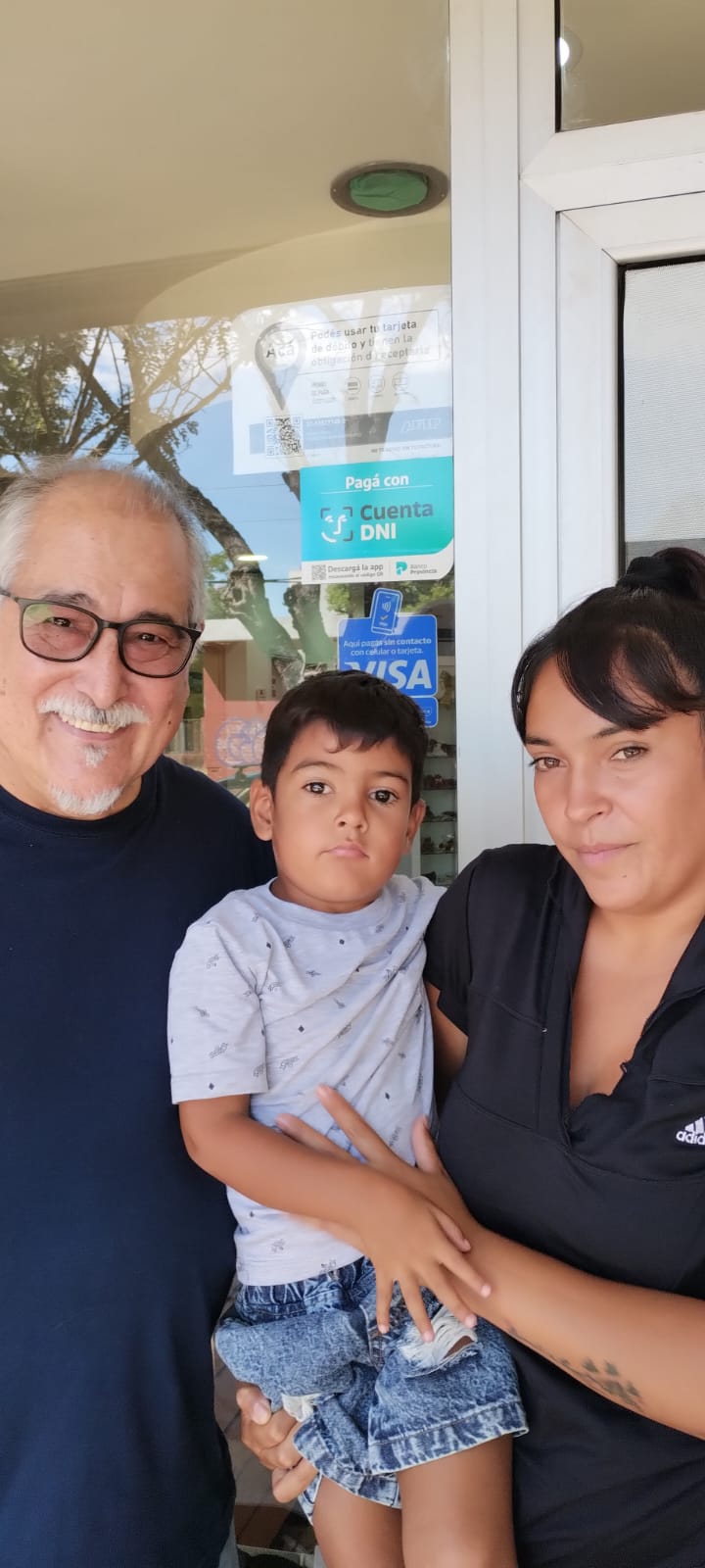 Donación de prótesis ocular junto a varios clubes del distrito